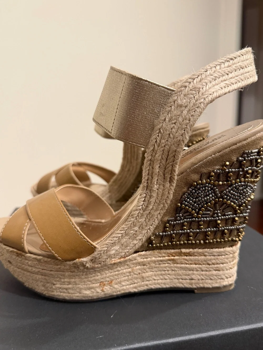 Kenneth Cole Reaction Live Fast Beaded Espadrille Wedges – Size 7.5